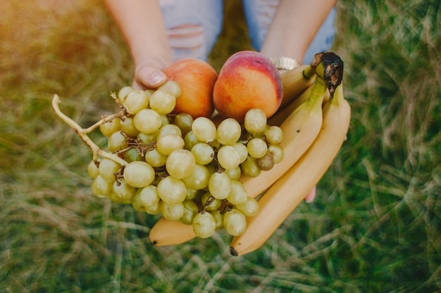 chicas con frutas