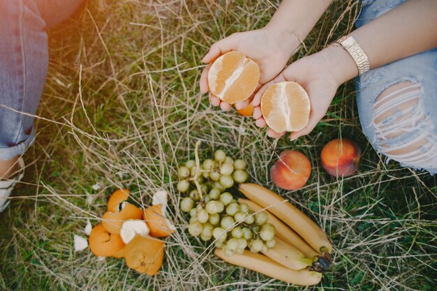 chicas con frutas