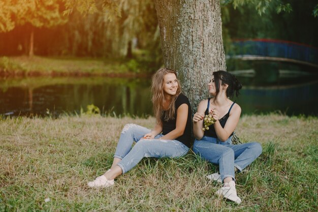 chicas con frutas