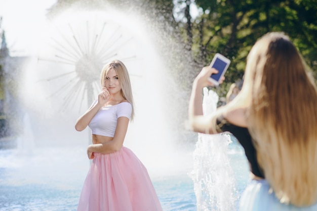 Chicas en la fuente