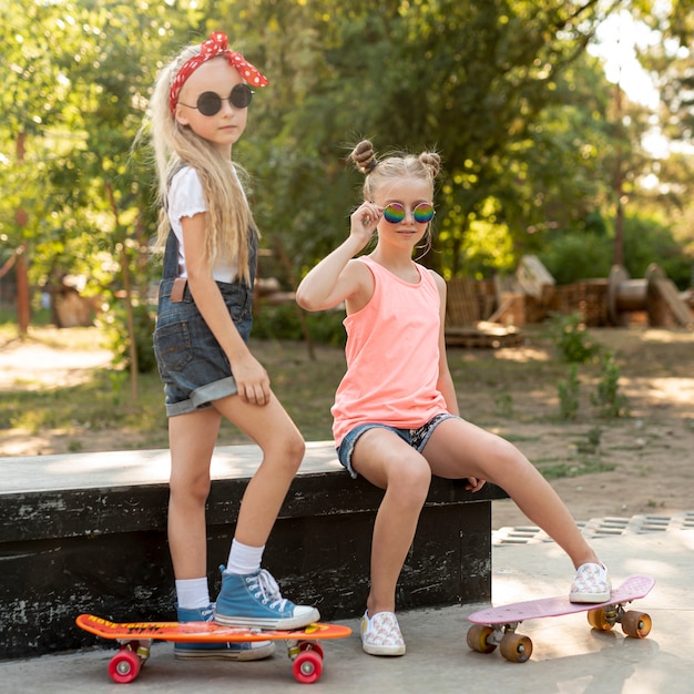 Chicas con gafas de sol en el parque