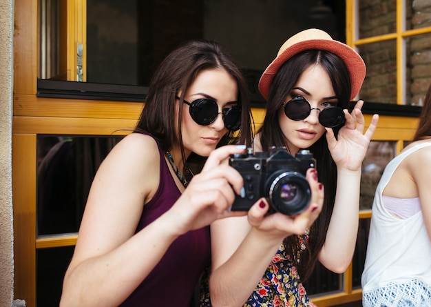 Chicas con gafas de sol y reflex