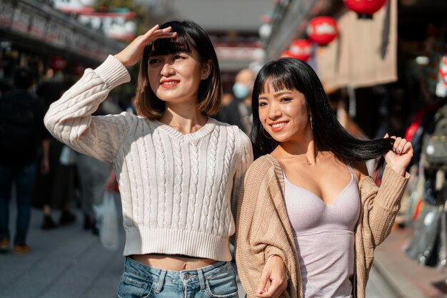 Chicas guapas asiáticas riendo juntos