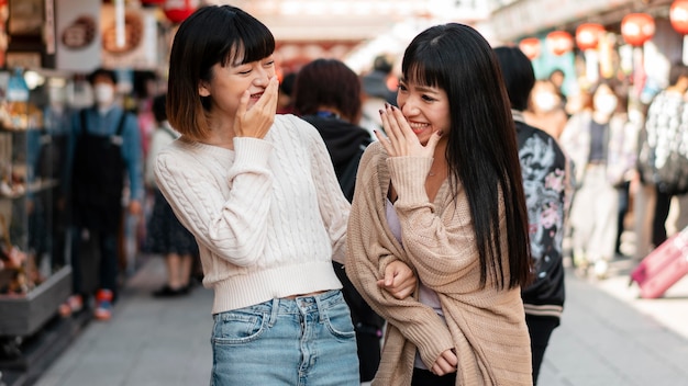 Chicas guapas asiáticas riendo juntos