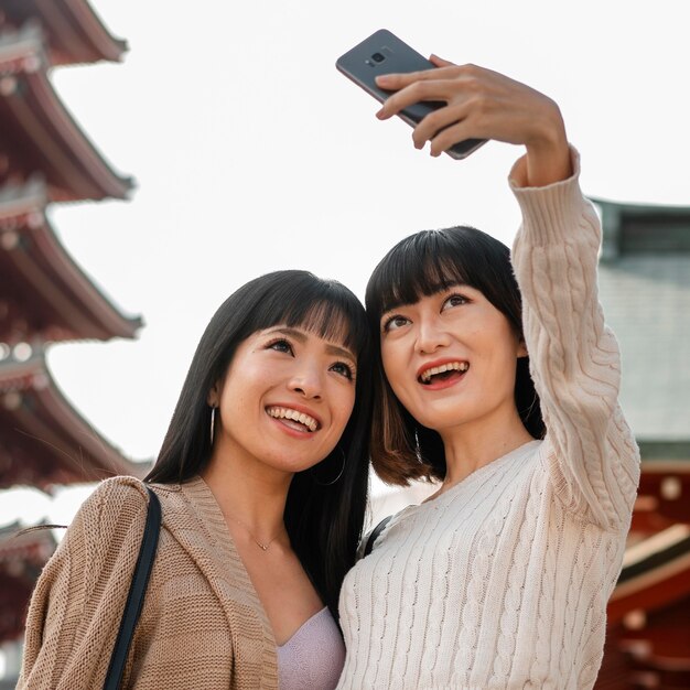 Chicas guapas asiáticas tomando un selfie