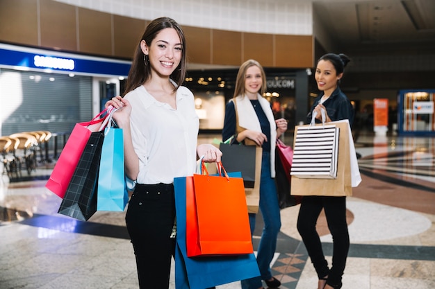 Foto gratuita chicas guapas con bolsas de la compra