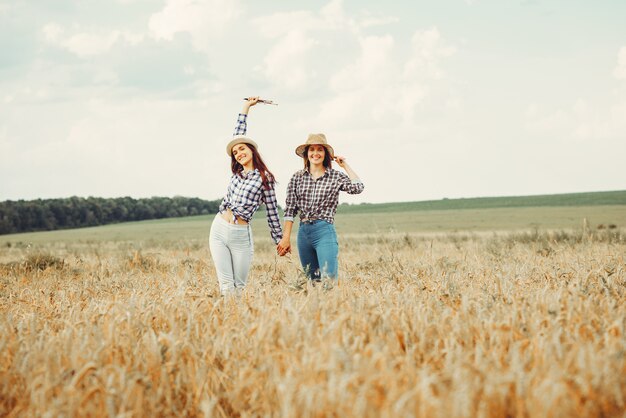 Las chicas guapas descansan en un campo.