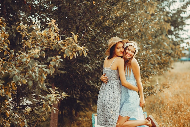 Las chicas guapas descansan en un campo.