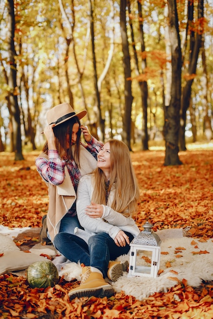 Chicas guapas se divierten en un parque de otoño