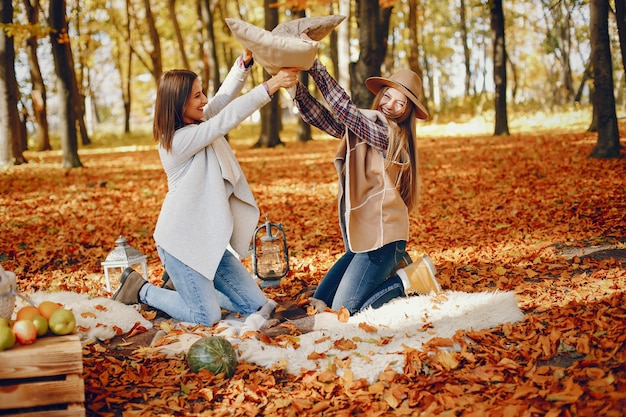 Chicas guapas se divierten en un parque de otoño