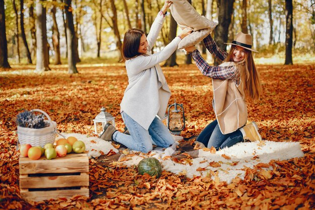 Chicas guapas se divierten en un parque de otoño