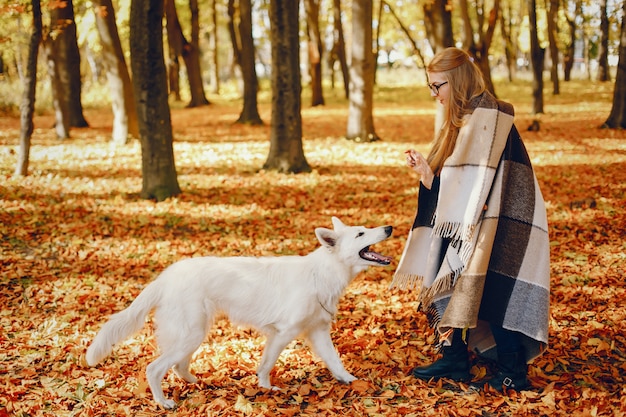 Chicas guapas se divierten en un parque de otoño