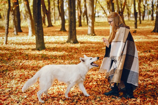 Chicas guapas se divierten en un parque de otoño