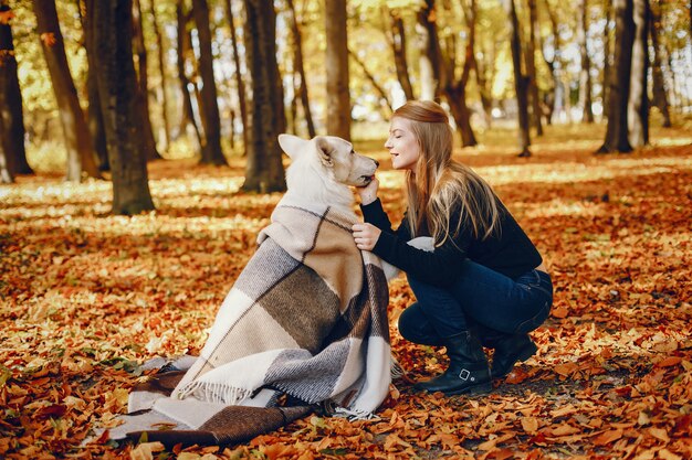 Chicas guapas se divierten en un parque de otoño