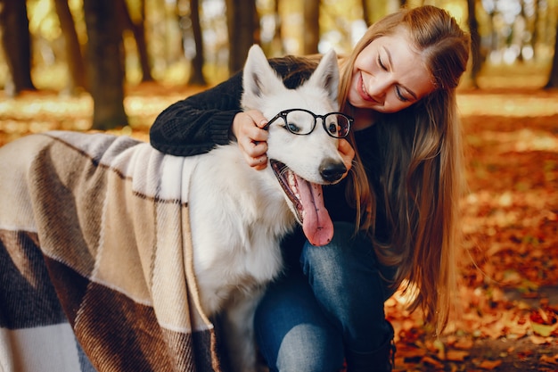 Chicas guapas se divierten en un parque de otoño