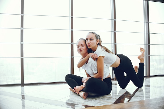 Foto gratuita chicas guapas y elegantes haciendo yoga.