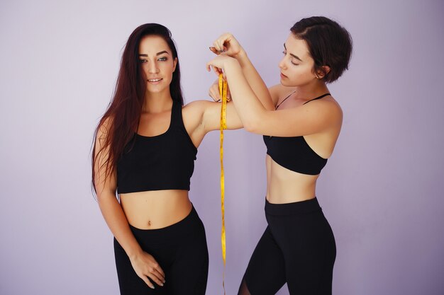 Chicas guapas y jóvenes en un gimnasio.