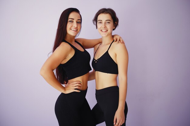 Chicas guapas y jóvenes en un gimnasio.