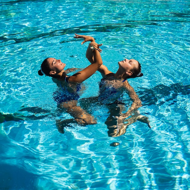 Chicas guapas posando en el agua