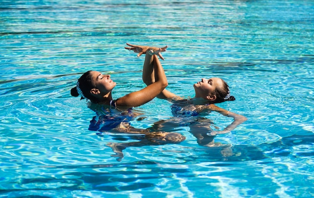 Chicas guapas posando en el agua