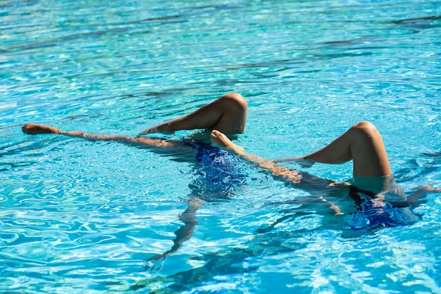 Chicas guapas posando en el agua