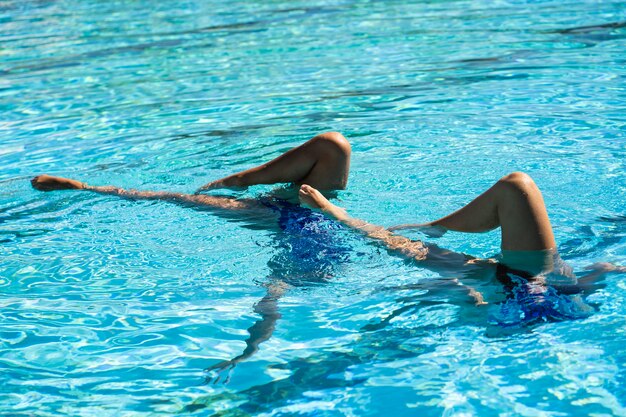 Chicas guapas posando en el agua