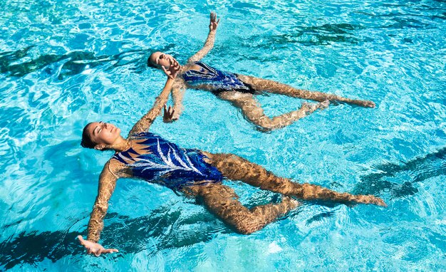 Chicas guapas posando en el agua