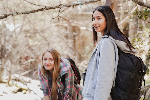 Chicas guapas sonriendo en el campo