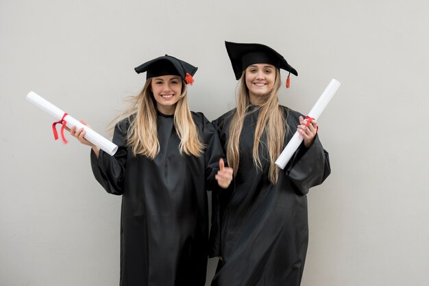 Chicas guapas en su graduación.