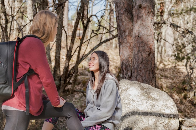 Chicas hablando en el bosque