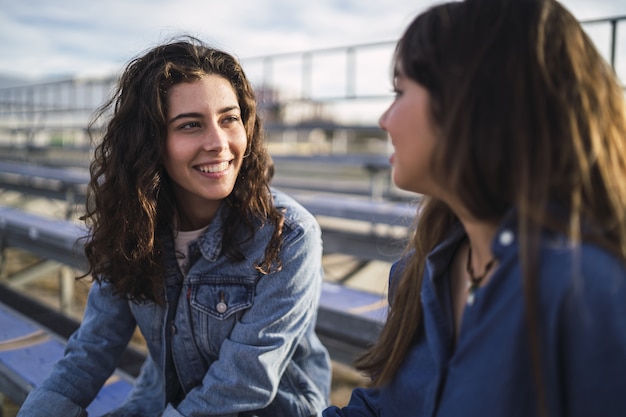 Chicas hablando entre sí en un parque durante el día