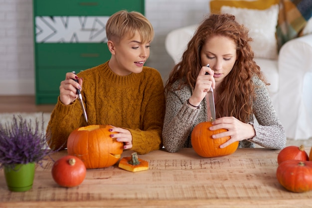 Chicas haciendo adornos para Halloween