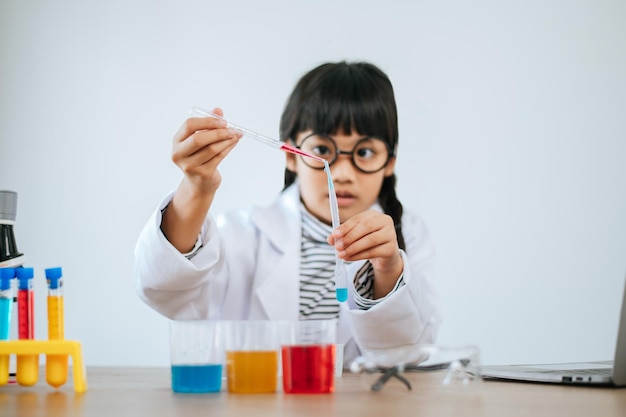 Chicas haciendo experimentos científicos en el laboratorio. Enfoque selectivo.