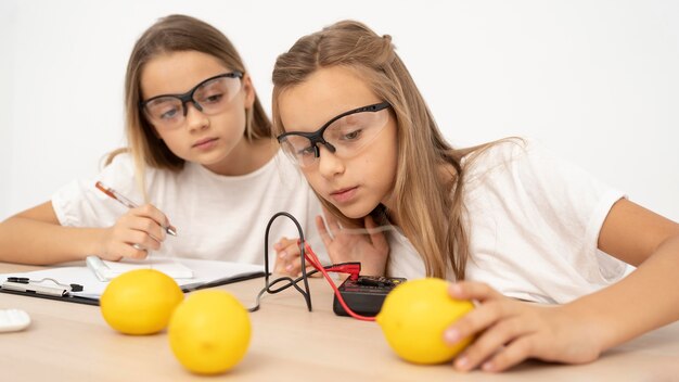 Chicas haciendo experimentos científicos.
