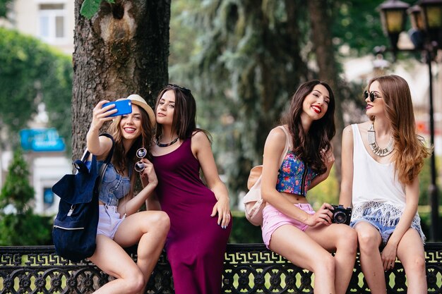 Chicas haciendo fotos