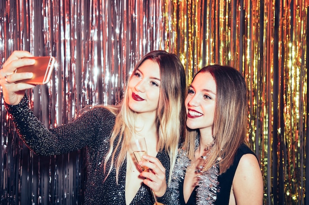 Foto gratuita chicas haciendo un selfie en fiesta de año nuevo