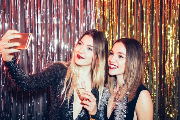 Chicas haciendo un selfie en fiesta de año nuevo