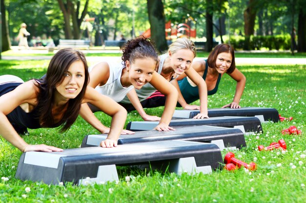 Chicas jóvenes y atractivas haciendo ejercicios de fitness