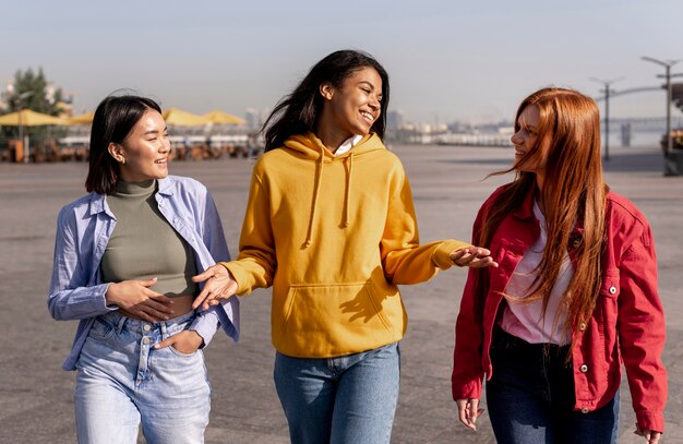 Chicas jóvenes dando un paseo afuera