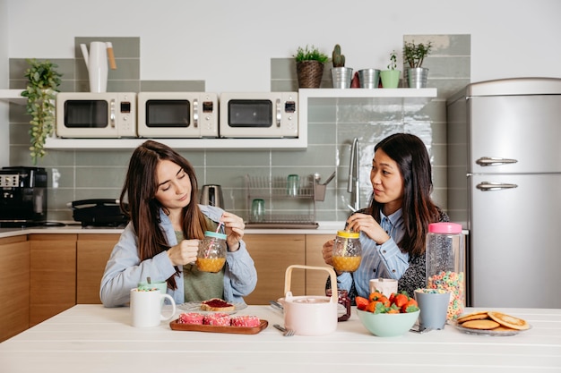 Foto gratuita chicas jóvenes desayunando juntos saludables