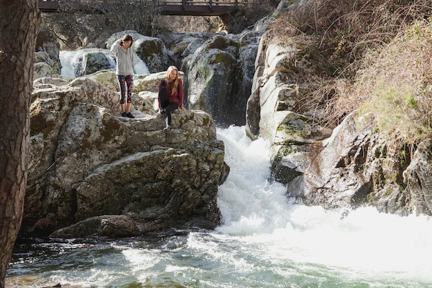 Chicas jóvenes disfrutando de la naturaleza