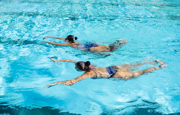 Chicas jóvenes disfrutando de la piscina