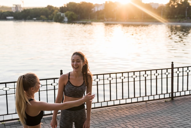 Chicas jóvenes felices después de entrenar en el parque