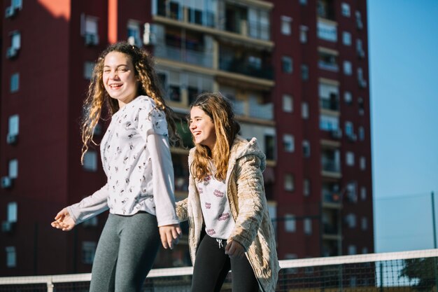 Chicas jóvenes jugando en azotea