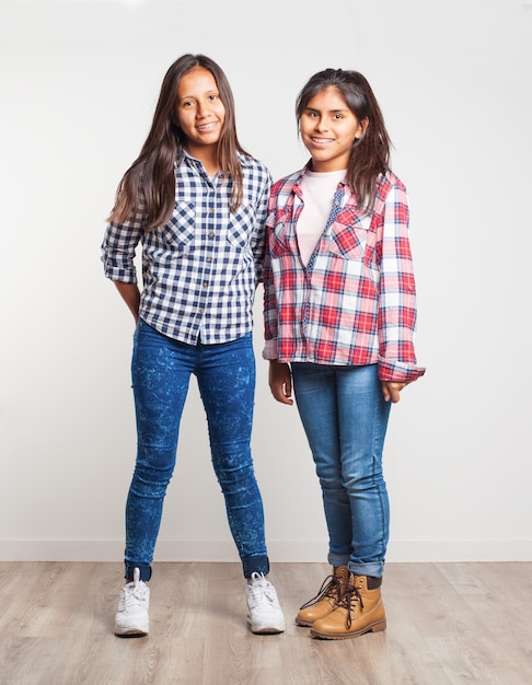 Foto gratuita chicas jóvenes de pie sonriendo