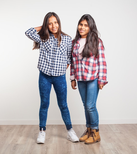 Chicas jóvenes de pie sonriendo