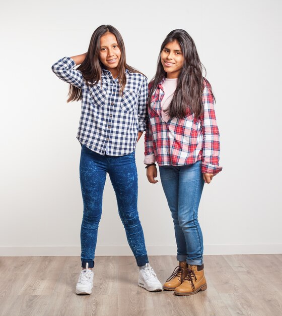 Chicas jóvenes de pie sonriendo