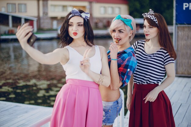 Chicas jóvenes posando para una autofoto