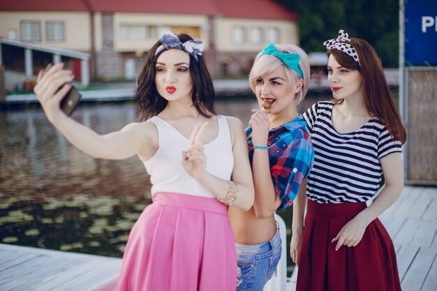 Chicas jóvenes posando para una autofoto