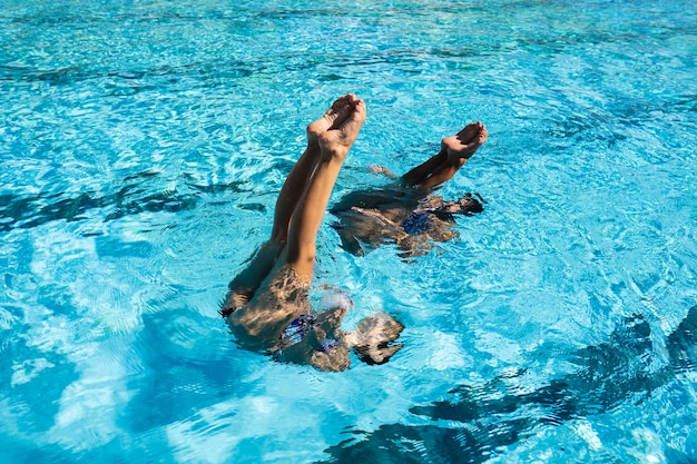 Foto gratuita chicas jóvenes posando dentro de la piscina